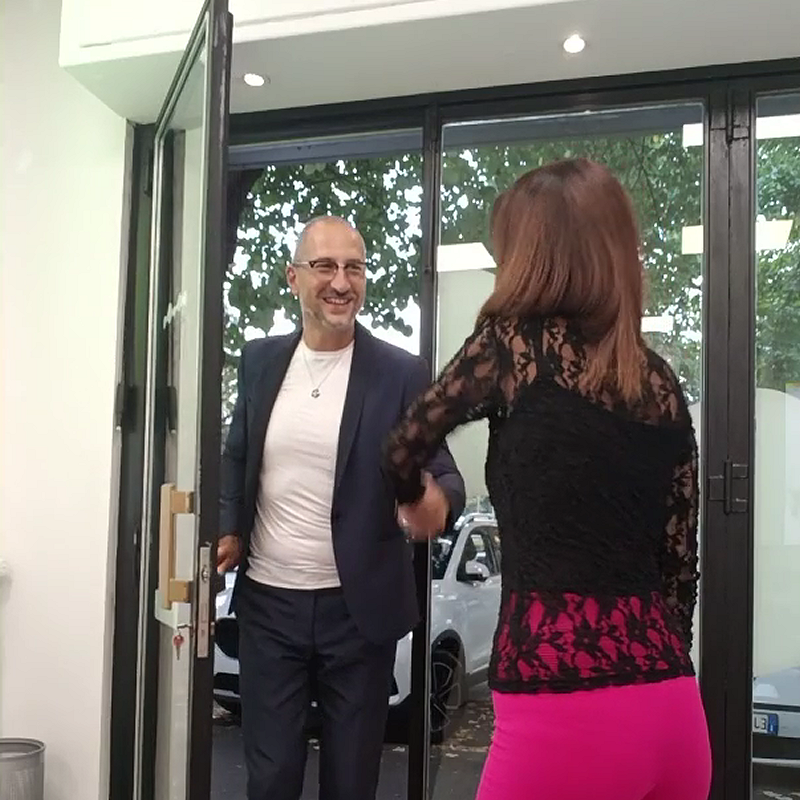 Giovane professionista celebrativo dopo un colloquio o una presentazione di successo